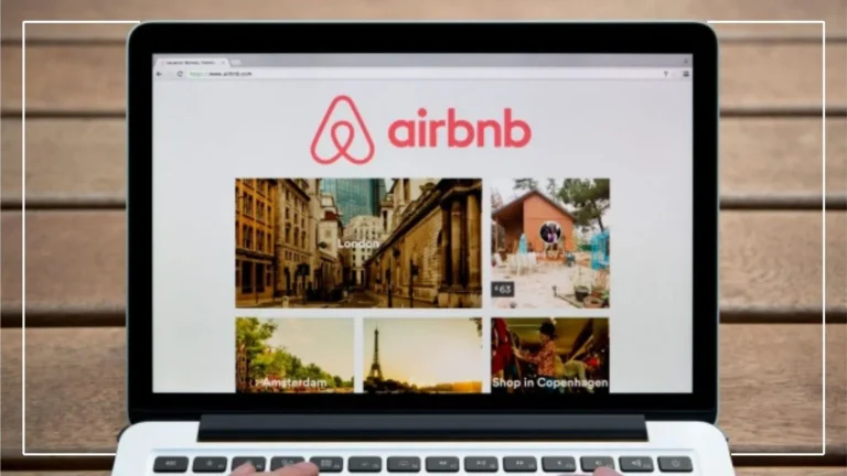 אתר AirBNB על מסך מחשב נייד